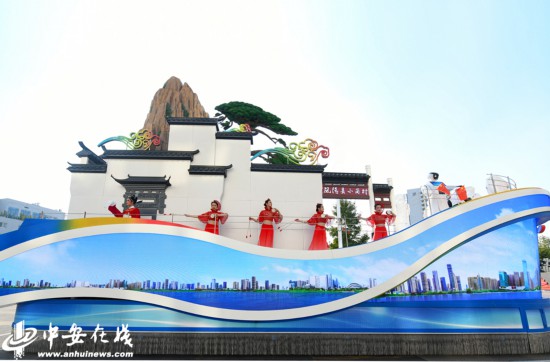 “美好安徽”彩車：展現(xiàn)多姿多彩的徽風(fēng)皖韻，奏響爭當(dāng)改革先鋒的時代強音
